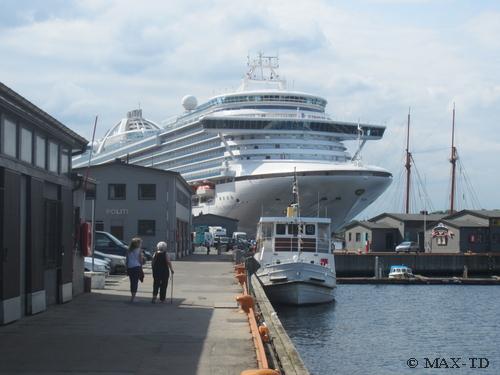 Лайнер Caribbean Princess в порту Осло Лайнер Caribbean Princess в порту Осло