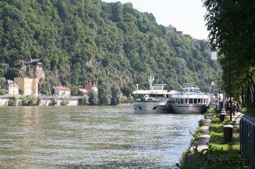 Корабли у причала Пассау Фото Пассау: речные теплоходы на Дунае